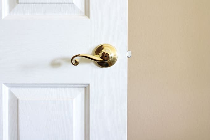 Door-Knobs-Before, update door hardware with spray paint, spray painted door knobs