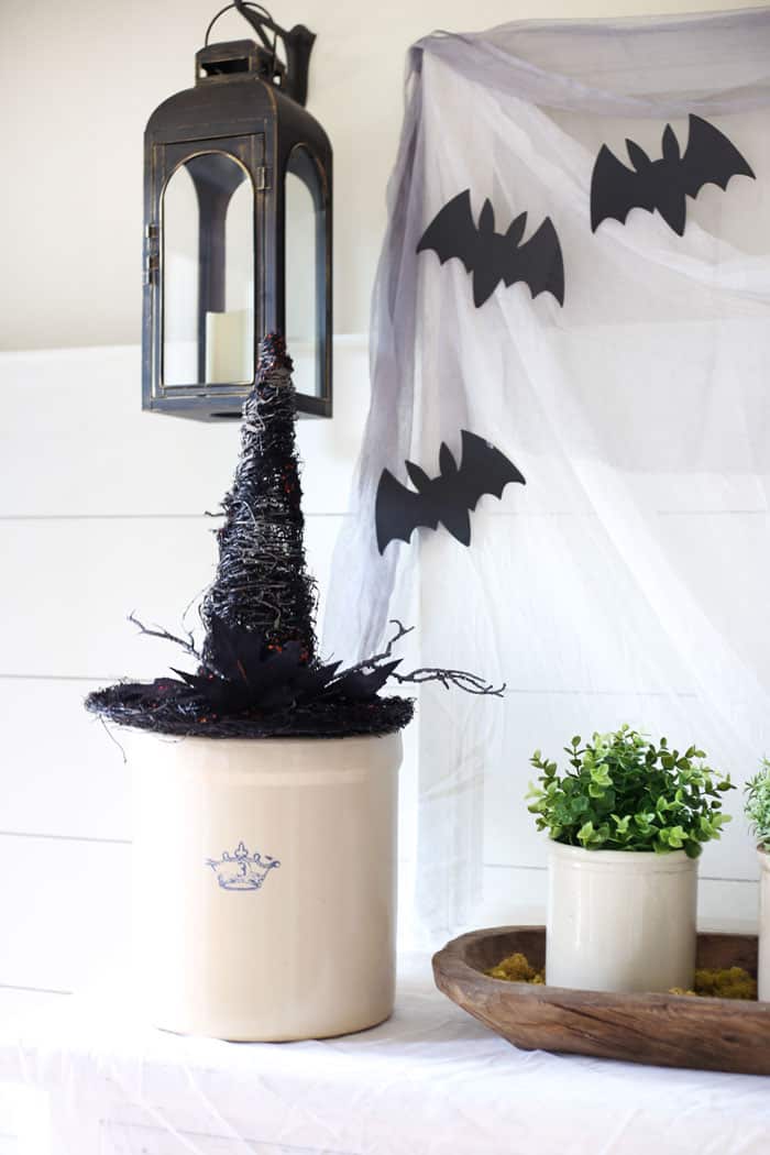 Classic and simple Halloween Decorating - Halloween Decorating - Halloween Entryway